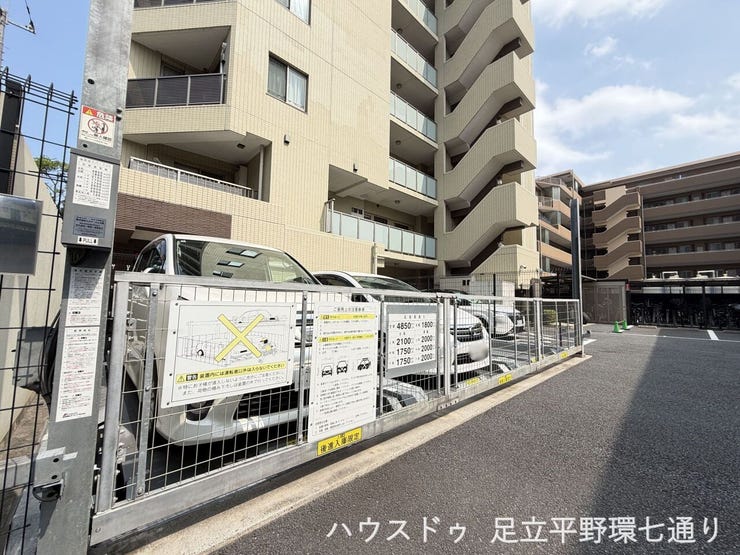 機械式駐車場を備え、敷地内でお車を管理可能。住まいと車を近くで管理したい方にうれしい設備です。
