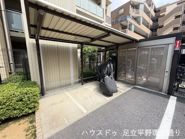 屋根付きのバイク置場を備え、大切な車両を風雨から守りやすい環境。日常使いにも便利です。