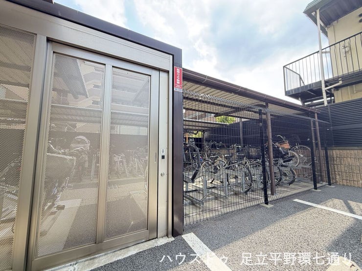 屋根付き駐輪場を設置。自転車を整然と置きやすく、雨の日も使いやすい共用スペースです。