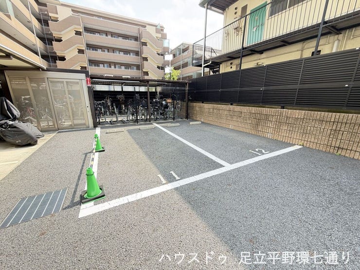 敷地内に駐車スペースを確保。平置き区画があり、お車をお持ちの方にも検討しやすい共用部です。