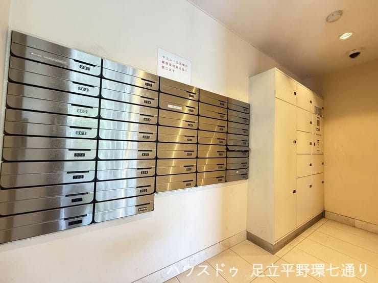 集合ポストが整然と並び、不在時に便利な宅配ボックスも設置。荷物の受け取りを助けてくれます。