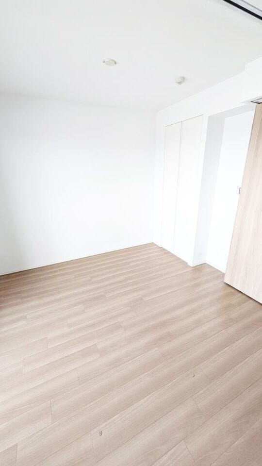 シンプルで使いやすい洋室。収納付きで居住空間を広く活用でき、主寝室や子ども部屋にもおすすめです。
