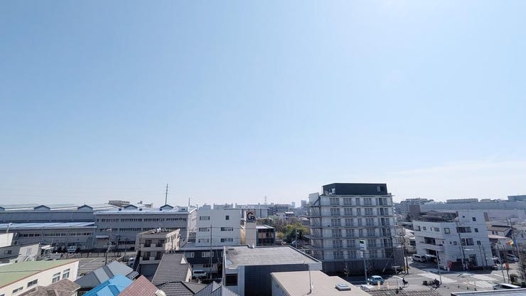 高層階ならではの開放感あふれる眺望が魅力。空が広く感じられ、晴れた日には遠くまで見渡せる心地よい住環境です。