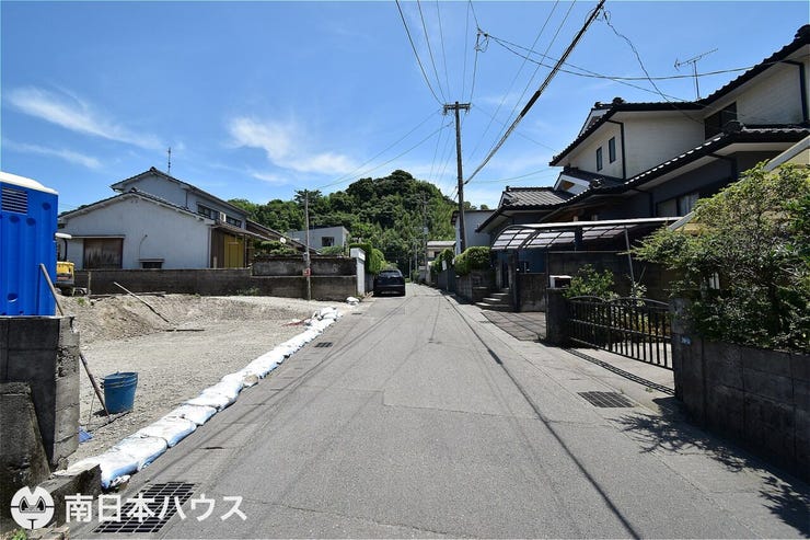 【前面道路】南向きの前面道路幅は約4.6mです!団地内の道路で交通量も少ない静かな住環境です♪