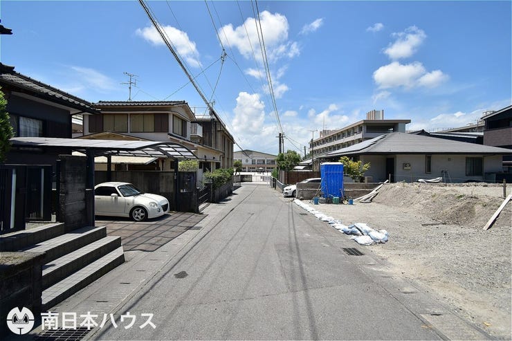 【前面道路】南向きの前面道路幅は約4.6mです!団地内の道路で交通量も少ない静かな住環境です♪