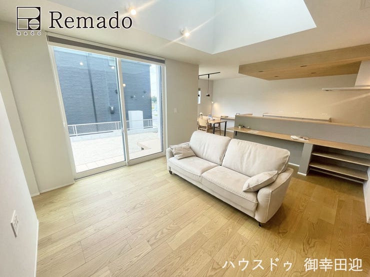 【洋室】
■家族の笑顔が集う中心地■お気に入りの家具を迎え、窓からは心地の良い光が差し込みます。