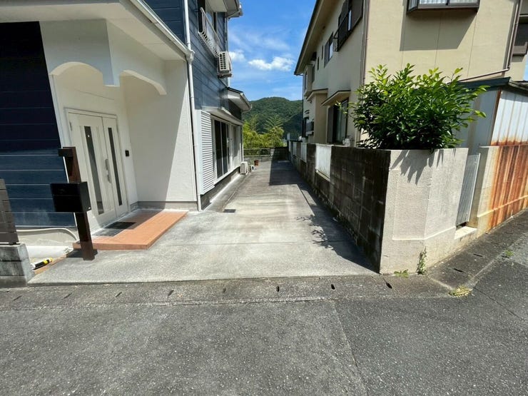 建物南側にはプラス3台駐車出来ます♪