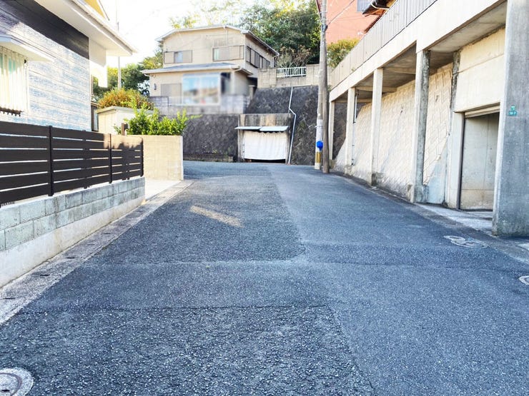 前面道路は幅員6mあります。運転が苦手な方でも駐車しやすいです。この先は行き止まりなので車通りも多くなく静かな環境です。