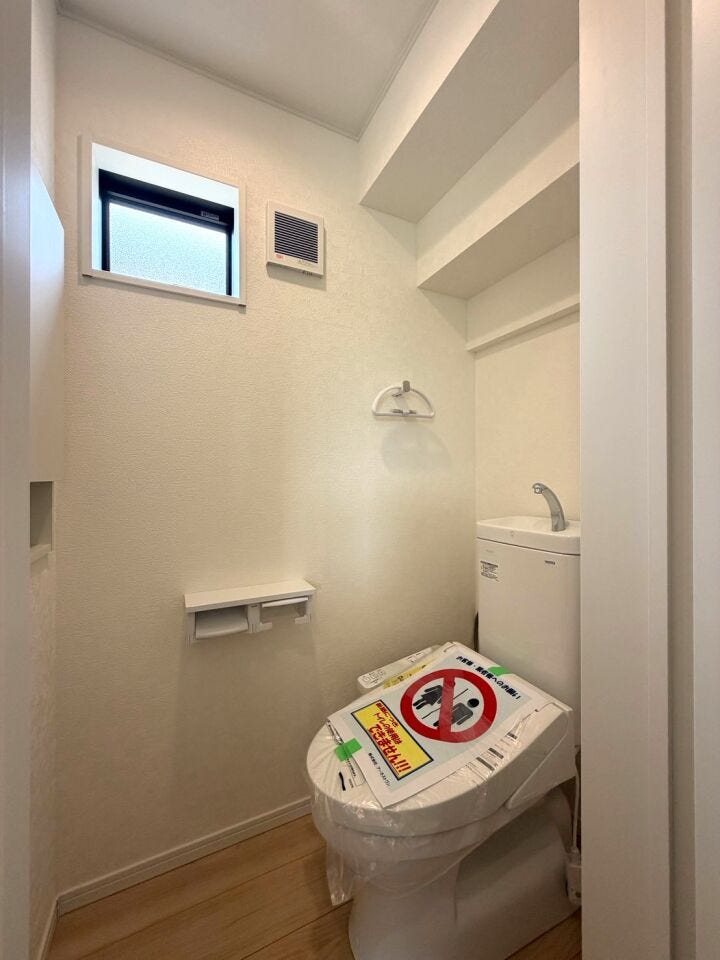 1・2階にトイレがございます♪朝の忙しい時間帯も待たずにすみそうですね♪