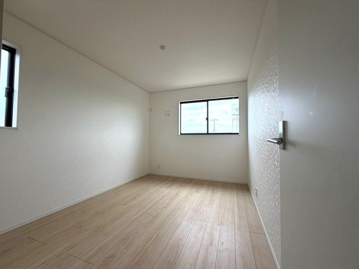 【6帖洋室】
全室2面採光!暖かな陽射しが差し込み毎朝気持ち良く起きることができそうです!