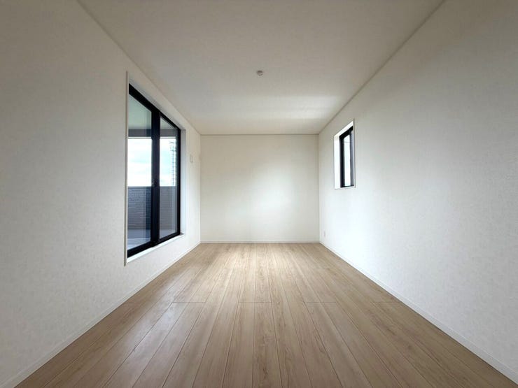 【8.5帖洋室】
バルコニーに直結している間取りなので、お布団干しも手間いらずですね!