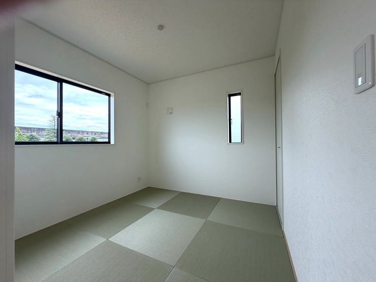 1階のリビングに隣接する和室は、引き戸で仕切られ独立した一室としても使えますし、仕切りを開ければリビングと一体化!広々空間としてお使いいただけます♪
