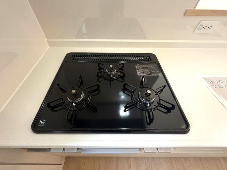 3口コンロ付きのキッチンは、同時調理ができて時短にもなります◎毎日のお料理がスムーズに楽しく進みます!