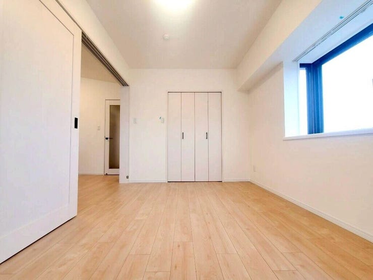 【Bedroom】ベッドとデスクを置いてもゆとりのある、使い勝手の良い広さの洋室です。