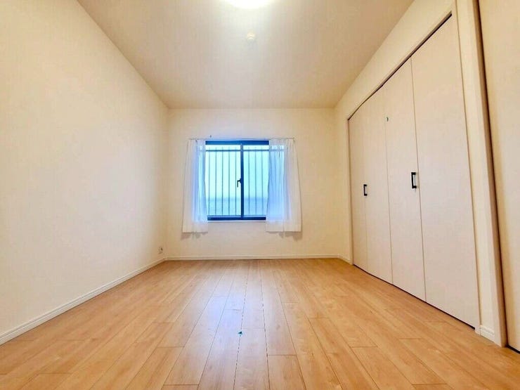【Bedroom】ナチュラルな内装で、リラックスできる空間。寝室や書斎にも最適です。