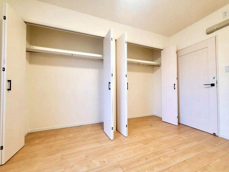 【Bedroom】クローゼット完備で収納力◎。家具の配置もしやすい機能的な洋室です。