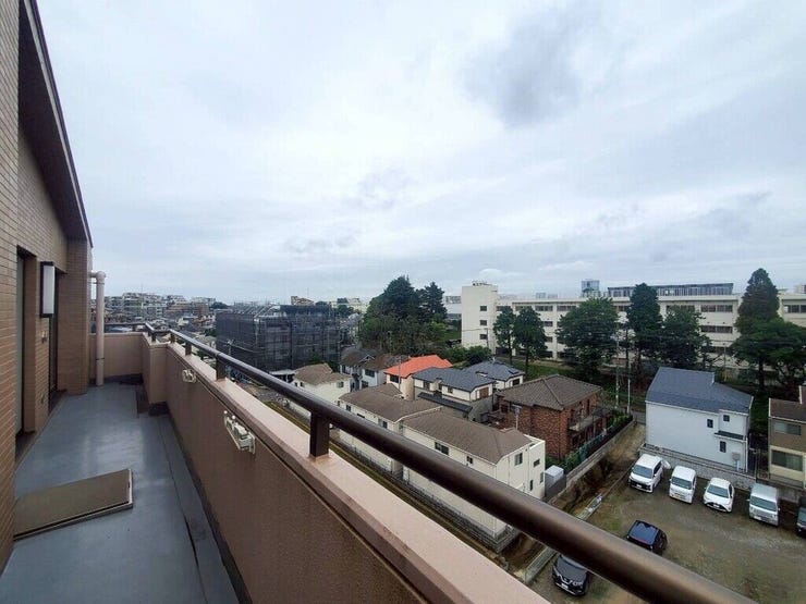 【Balcony】日当たりの良いバルコニーはお洗濯物がしっかり乾きやすく、毎日の家事にも重宝します。