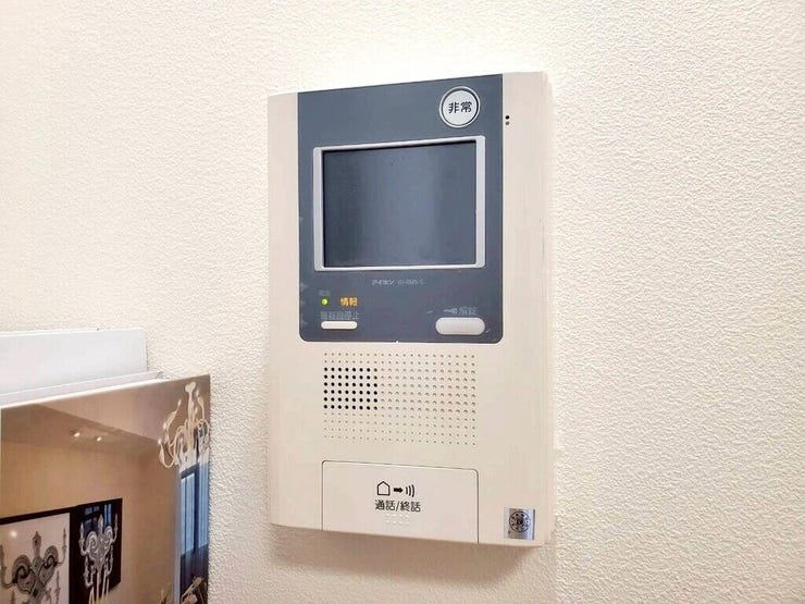 【Facilities】来訪者を確認できるモニター付きインターホンで、防犯面も安心です。