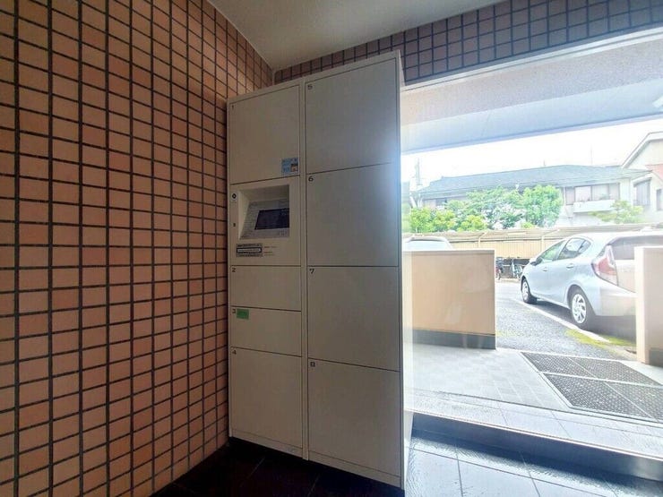 【Facilities】外出中でも荷物を受け取れる便利な宅配ボックス付き。忙しい毎日も安心です。