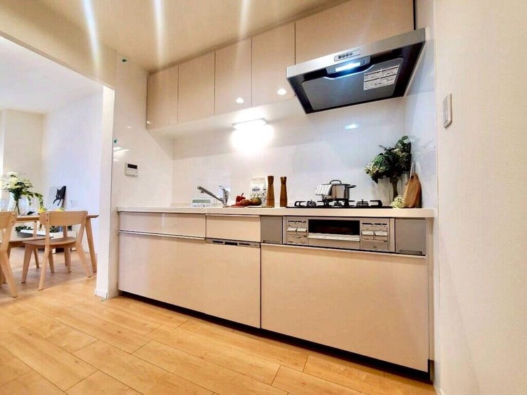 【kitchen】大きなカウンターと十分な収納で、日々の料理が快適に進みます。