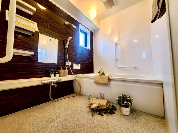 【Bathroom】広く快適な浴室で、ゆったりとお湯に浸かるひとときをお楽しみいただけます。