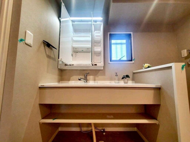 【Washroom】毎朝の準備がスムーズに。広めの洗面台と収納が使いやすい洗面所です。