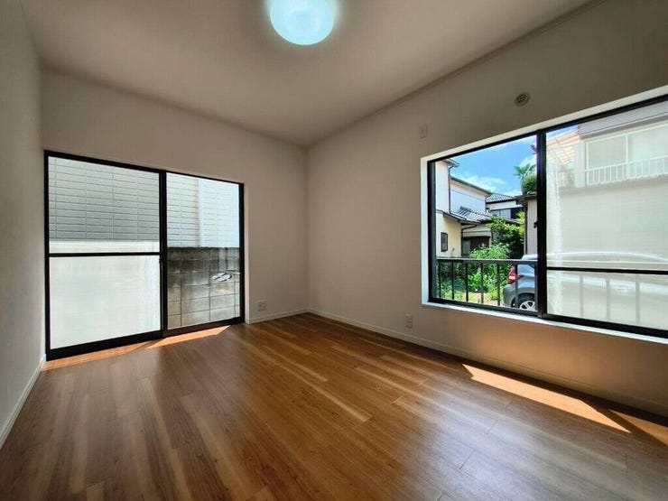 【Bedroom】ベッドとデスクを置いてもゆとりのある、使い勝手の良い広さの洋室です。