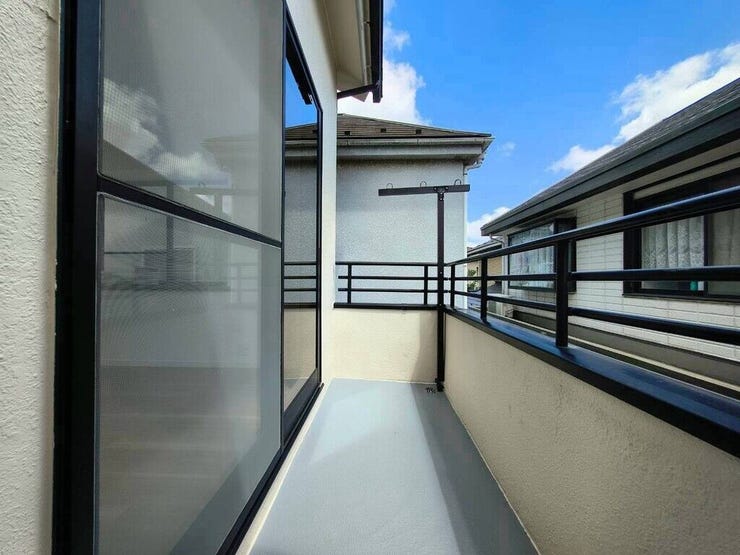 【Balcony】日当たりの良いバルコニーはお洗濯物がしっかり乾きやすく、毎日の家事にも重宝します。