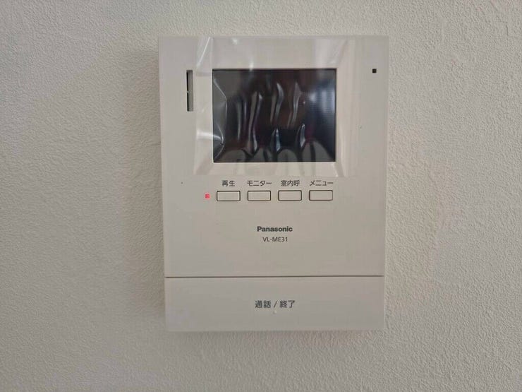 【Facilities】来訪者を確認できるモニター付きインターホンで、防犯面も安心です。