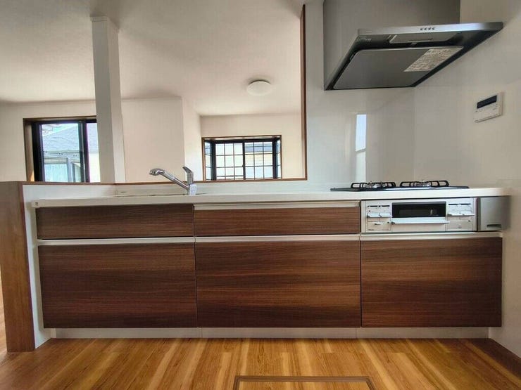 【kitchen】広めのキッチンは料理のしやすさを追求した設計。収納も豊富で作業がしやすい空間です。