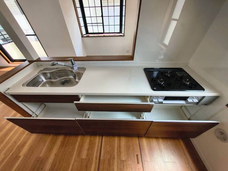 【kitchen】大きなカウンターと十分な収納で、日々の料理が快適に進みます。