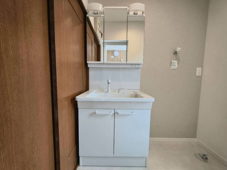 【Washroom】毎朝の準備がスムーズに。広めの洗面台と収納が使いやすい洗面所です。