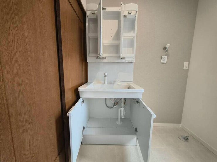 【Washroom】すっきりとしたデザインで、毎日の生活が快適に。収納も豊富な洗面所です。