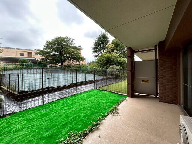 【Exterior】お部屋から直接出られる専用庭付き。ガーデニングやくつろぎ空間に◎