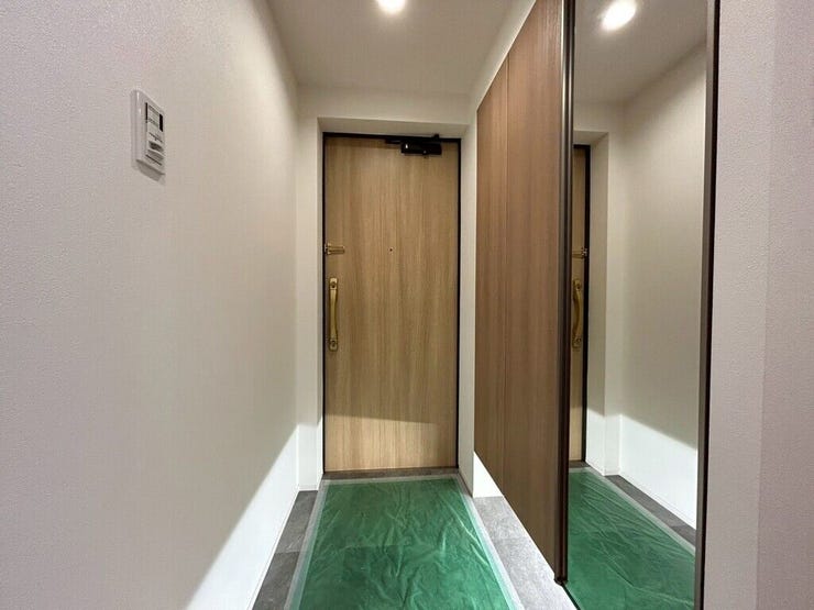 【Entrance】シューズボックス完備の玄関で、靴や小物もスッキリ収納できます。
