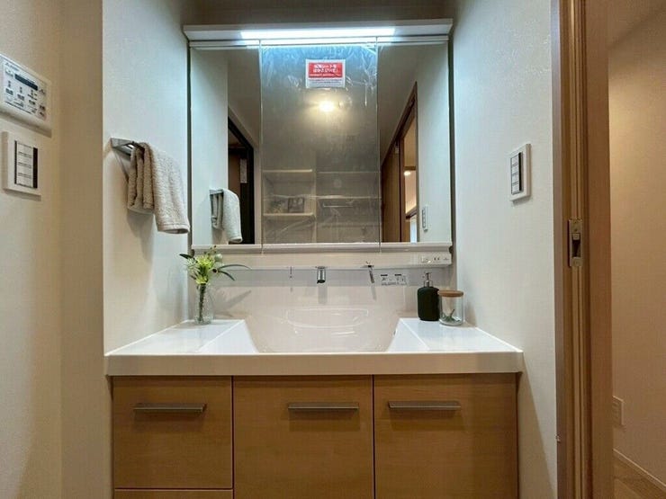 【Washroom】毎朝の準備がスムーズに。広めの洗面台と収納が使いやすい洗面所です。