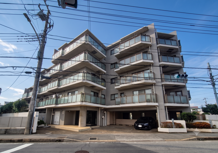 【Exterior】モダンでスタイリッシュな外観。周囲に調和する落ち着いた佇まいが魅力です。