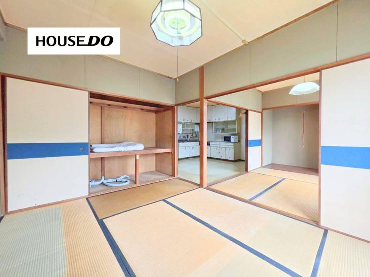 二間続きの和室は襖を開放することで開放感あふれる大空間に。大容量の押入収納付きでお布団や季節用品もすっきり収納可能。家族団らんや来客時にも便利な使い勝手の良い住空間です♪