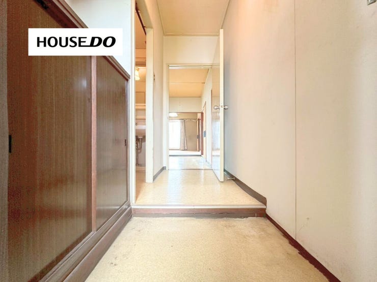玄関から室内まで見通しの良いゆとりある動線設計。収納付きで靴や日用品もすっきり片付き、来客時も好印象。毎日の「ただいま」が気持ちよくなる、明るく開放感のある玄関です♪