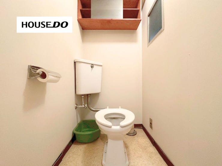 窓付きで換気しやすく、いつでも快適に使えるトイレ空間。上部収納棚付きでトイレットペーパーや掃除用品もすっきり整理。シンプルで清潔感があり、気持ちよくお使いいただけます♪
