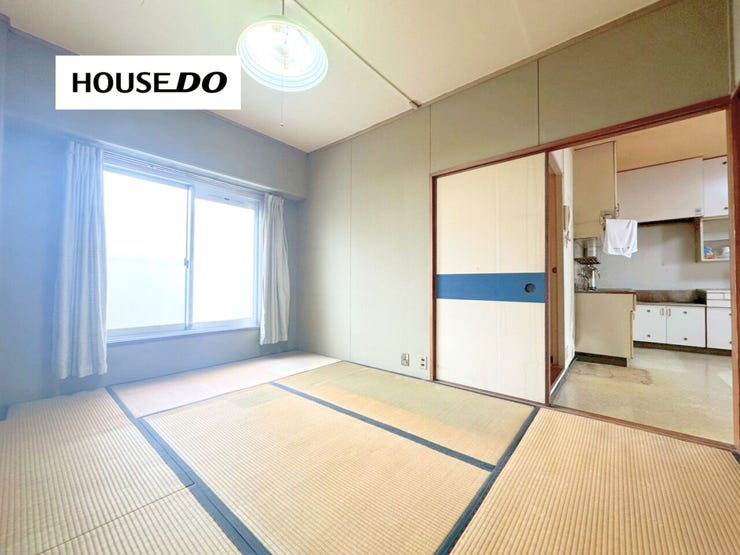 DKと隣接する和室は、引戸を開放することで開放感あふれる広々空間に。お子様の遊び場やお昼寝スペース、来客用のお部屋としても活躍する使い勝手の良い和室です♪