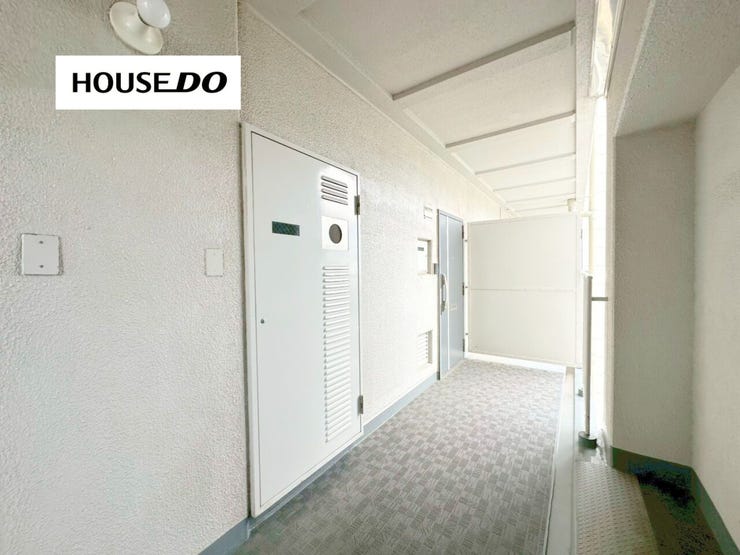 玄関前にゆとりを確保した独立性の高い住戸。共用廊下からの視線が気になりにくく、プライバシー性も良好。マンションでありながら戸建て感覚の暮らしを楽しめます!