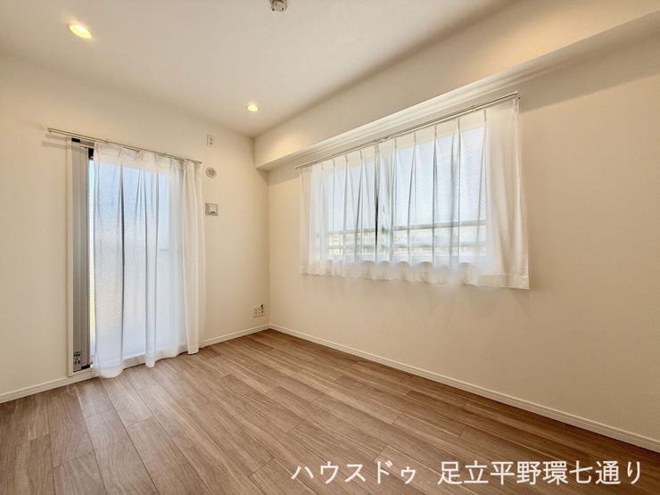 2面採光で明るさをしっかり確保した洋室。バルコニーへ出入りでき、風通しも良好です。