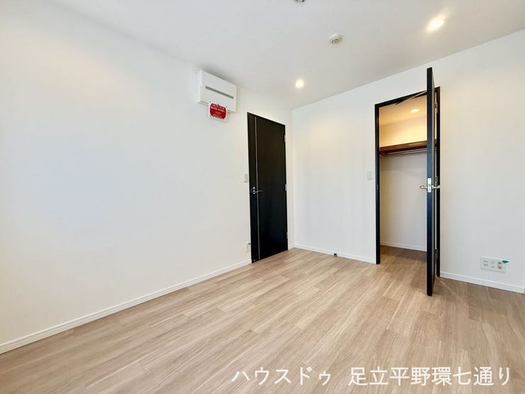 洋室にはウォークインクローゼットを備え、衣類や季節物もたっぷり収納。お部屋を広く使えます。