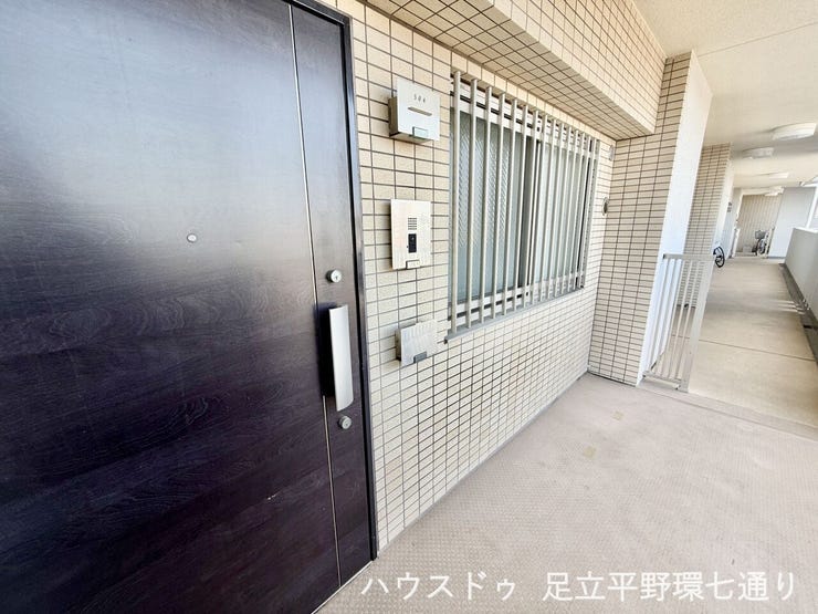 玄関前は共用廊下にゆとりがあり、圧迫感の少ない住戸アプローチ。来客対応もしやすい配置です。