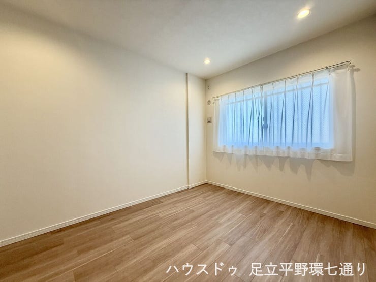 窓からやわらかな光が差し込む洋室。シンプルで使いやすく、寝室や書斎にもおすすめです。