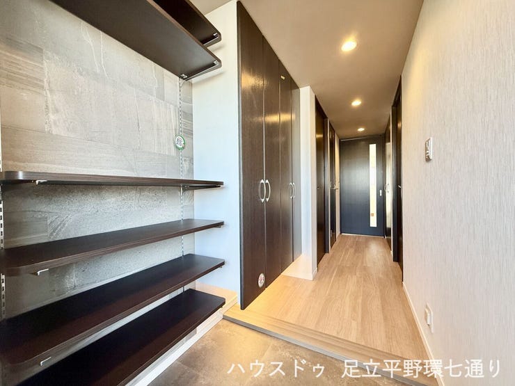 大型シューズボックスと可動棚付きで、靴や小物をすっきり整理できる使い勝手の良い玄関です。