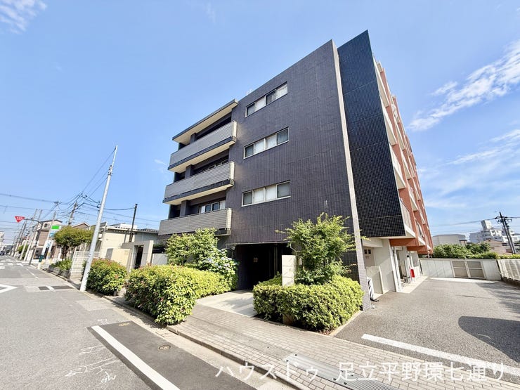 重厚感ある外観と植栽が調和したマンション。前面道路もすっきりしており、落ち着いた住環境です。