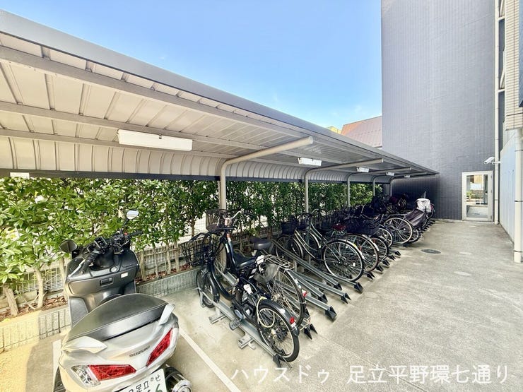 屋根付き駐輪場で雨の日も自転車を置きやすく、日常の移動を快適にサポートします。