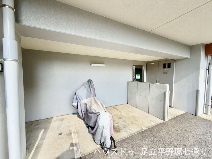 敷地内バイク置場を備え、バイク利用の方にも便利。雨風を受けにくい配置も魅力です。